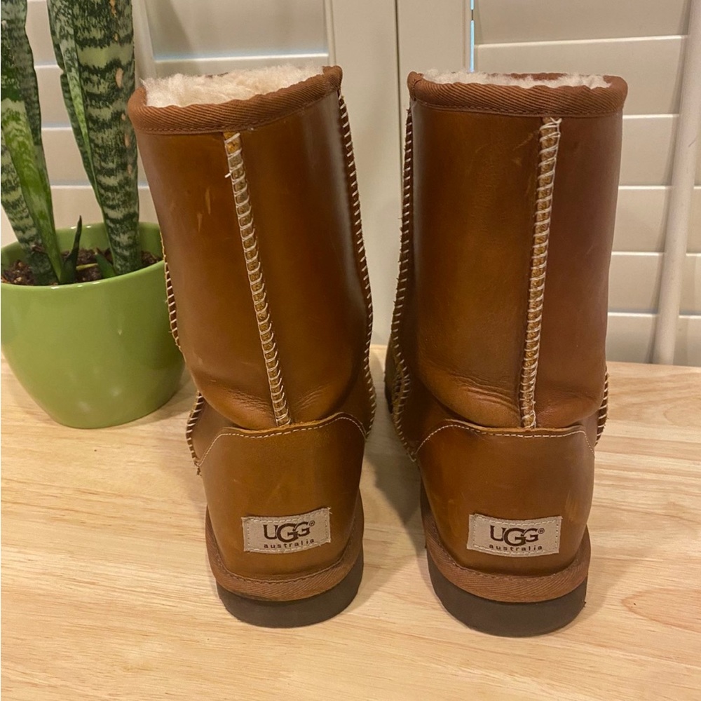 UGG Classic Short Leather
